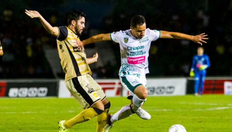 Nestor Vidrio busca el balón que protege William Paredes en la Jornada 1