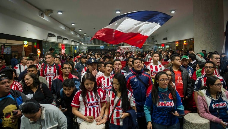 Aficionados del Rebaño esperan en el aeropuerto