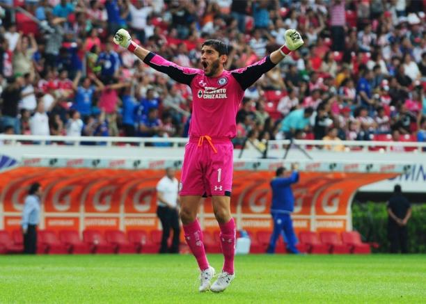 Corona celebra un gol de Cruz Azul contra Chivas