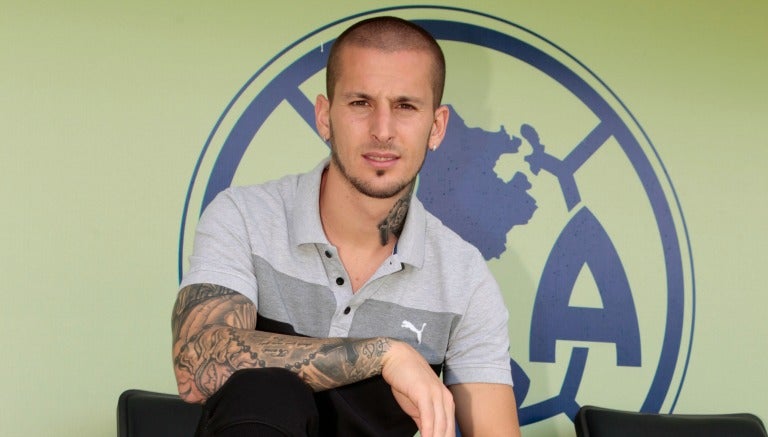 Darío Benedetto posa con el escudo del América