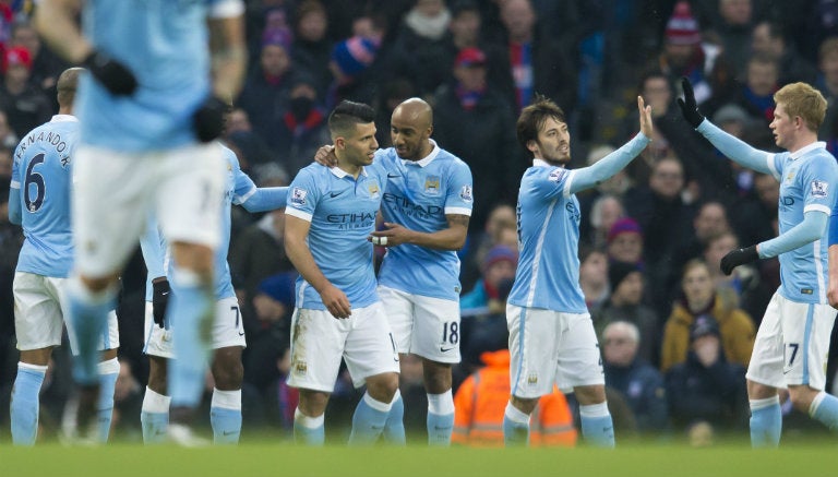 Jugadores del Manchester City festejan una anotación