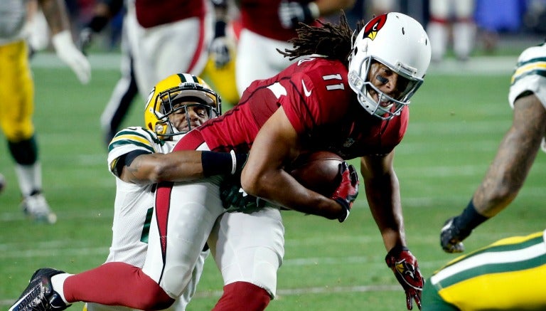 Larry Fitzgerald acarrea el balón