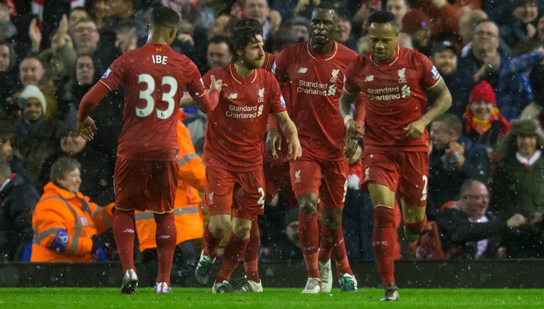 Jugadores de Liverpool festejan gol contra Arsenal