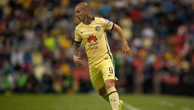 Darío Benedetto en un partido del América