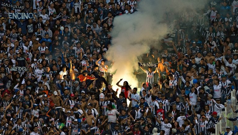 Afición de Monterrey quemando parte del estadio Cuauhtémoc