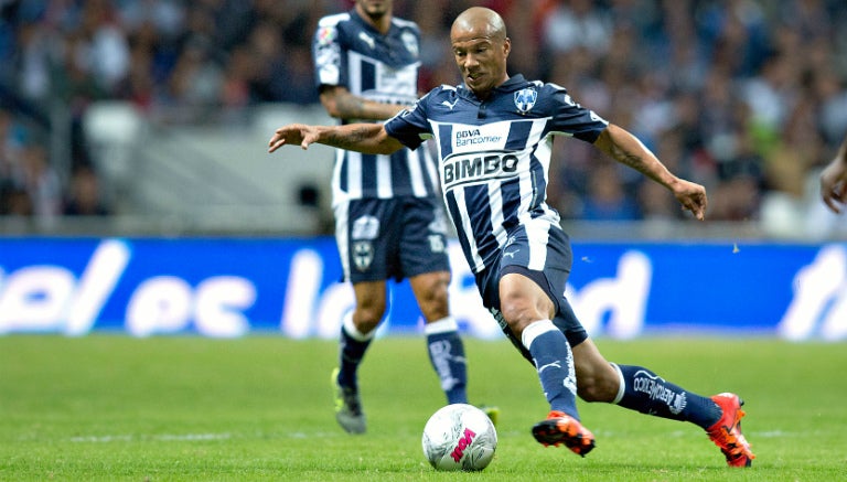 Carlos Sánchez conduce la redonda en partido de Rayados