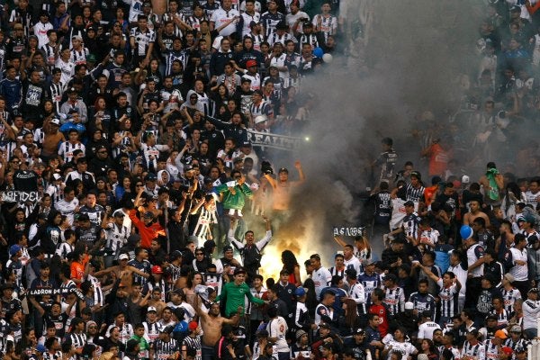 Momento en que seguidores rayados destruyen el inmueble