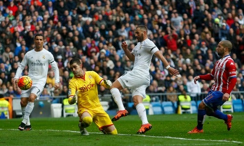 Benzema dispara para anotar