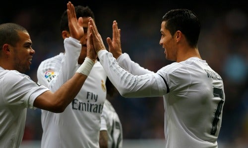 Jugadores del Real Madrid se felicitan tras un gol