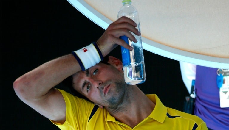 Djokovic se esconde del calor en Melbourne