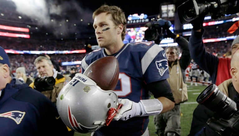 Brady se lleva el balón al vestidor tras el juego contra los Jefes