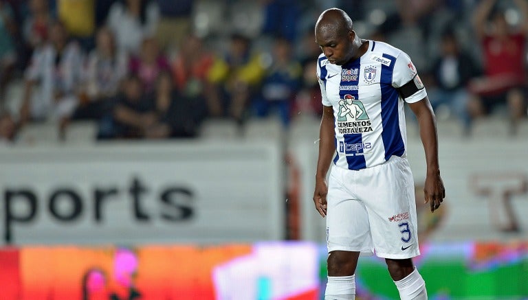 Aquivaldo durante un partido de Pachuca