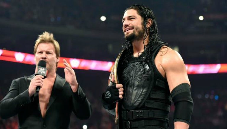 Roman Reigns durante un segmento de Raw