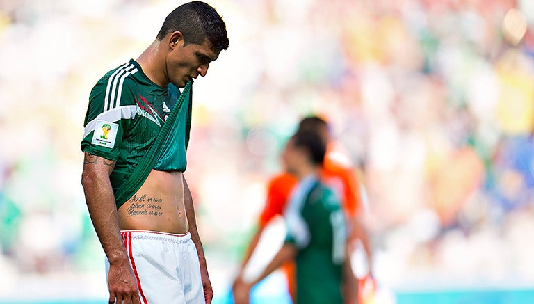 El Maza con los tatuajes al descubierto durante el juego contra Holanda