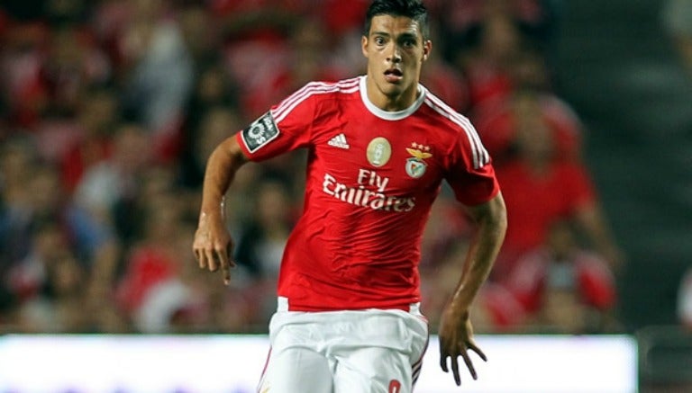 Raúl Jiménez, durante un partido del Benfica