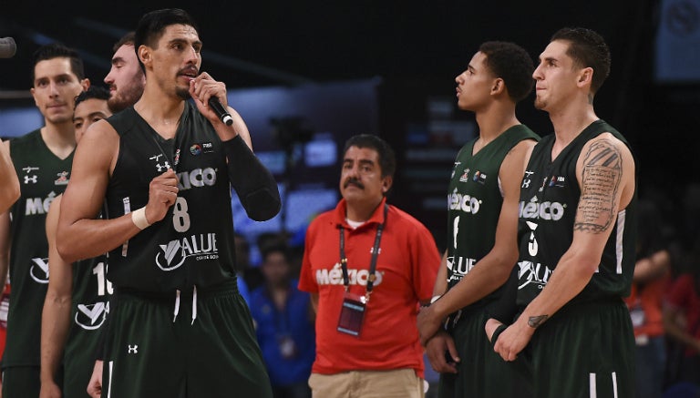 Ayón y elementos del tri de basquetbol sobre la duela