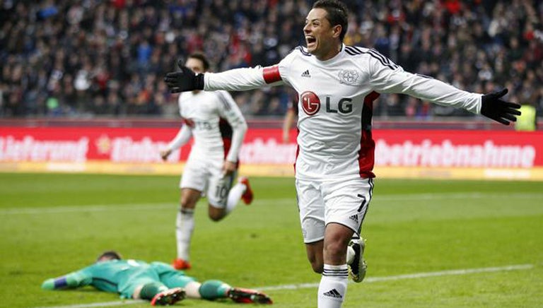 Chicharito celebra un gol con el Leverkusen