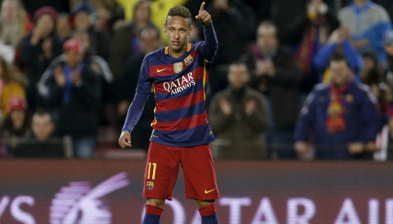 Neymar hace una seña durante juego del Barcelona 