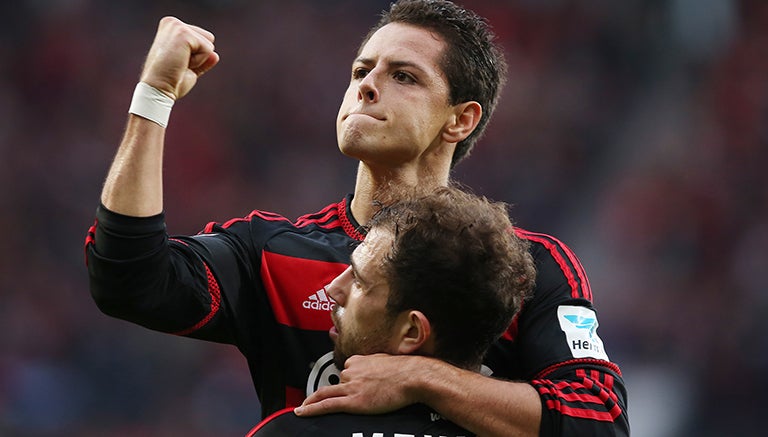 Chicharito festeja un gol con el Leverkusen