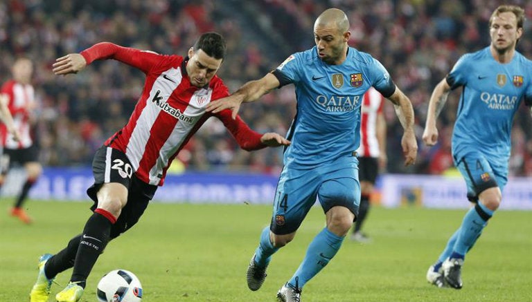 Mascherano marca fuertemente en el mediocampo