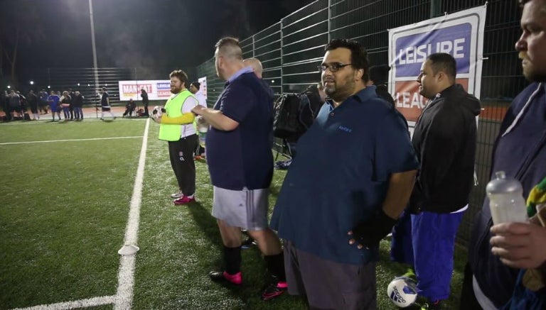 Así luce la línea de banda de la Man V Fat Football