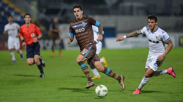 André Silva pierde la pelota en el partido contra el Famalicao