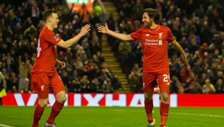 Joe Allen y Brad Smith celebran la victoria del Liverpool