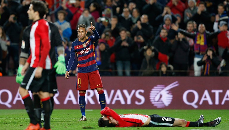 Neymar celebra tras anotarle al Athletic