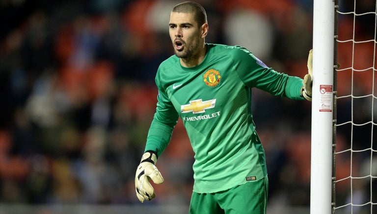 Víctor Valdés observa en un duelo del Manchester United