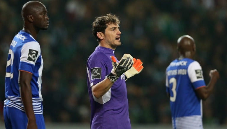 Casillas se queja durante un partido del Porto