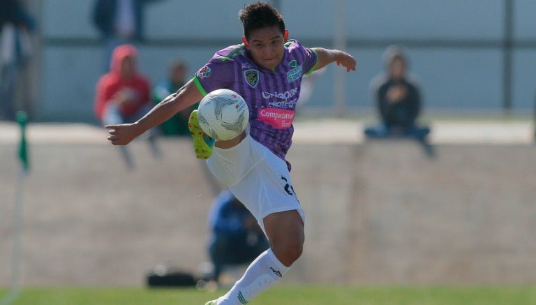 Luis Ceballos, jugador de Chiapas Sub 20, controla un balón