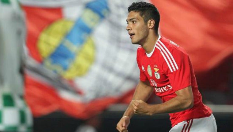 Raúl Jiménez celebra un gol con el Benfica