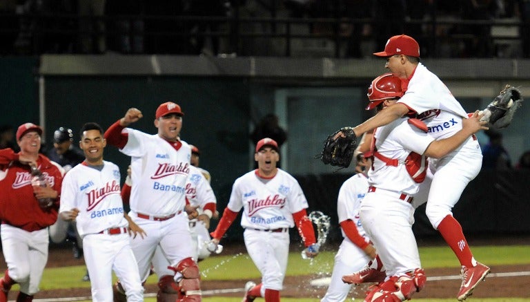 Los jugadores de los Diablos Rojos celebran tras conseguir el título