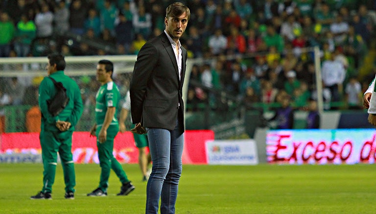 Luis Zubeldía en un partido con Santos