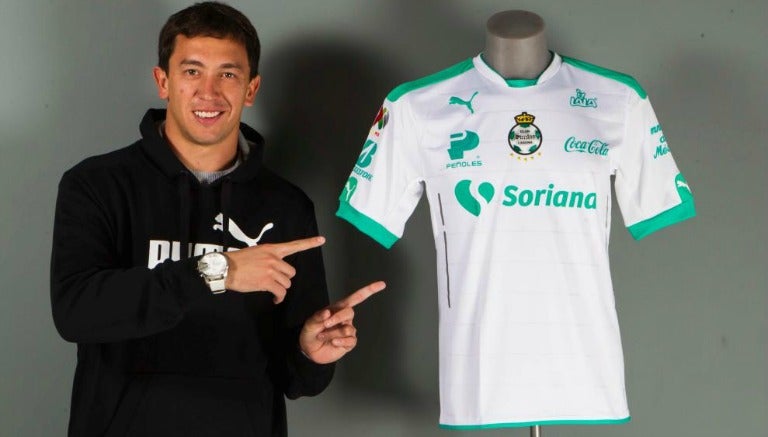 Marchesín presume la playera de Santos