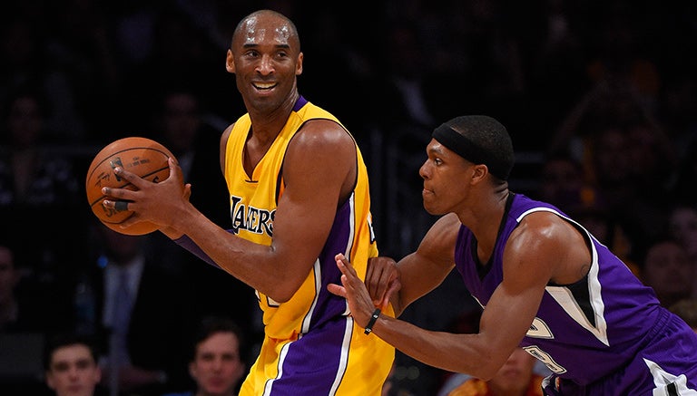 Kobe protege la pelota ante la marca de Rajon Rondo, de los Kings