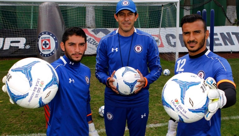 Corona y Allison posan con su entrenador Roberto Pérez