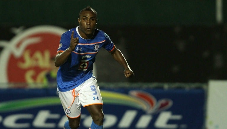 Guerrón celebrea un gol durante un  partido de Cruz Azul en Copa MX