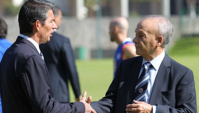 Yayo de la Torre estrecha la mano de Guillermo Álvarez