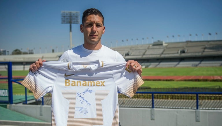 Ismael Sosa sostiene una playera de Pumas