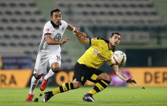 Fabián pelea un balón con un jugador del Borussia Dortmund