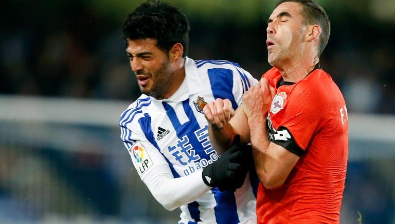 Carlos Vela disputando el balón en el duelo contra Sporting