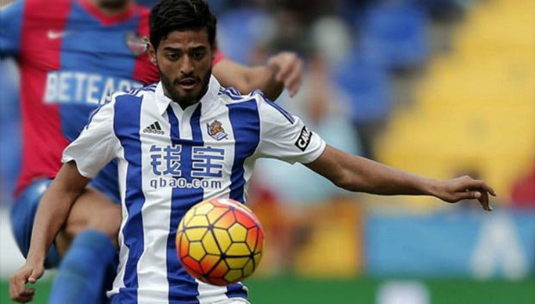 Carlos Vela en un duelo con la Real Sociedad