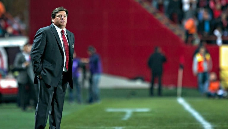 Miguel Herrera observa el partido de Xolos