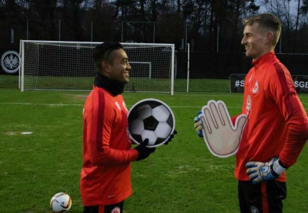 El delantero tapatío junto al portero del Frankfurt, Lukas Hradecky