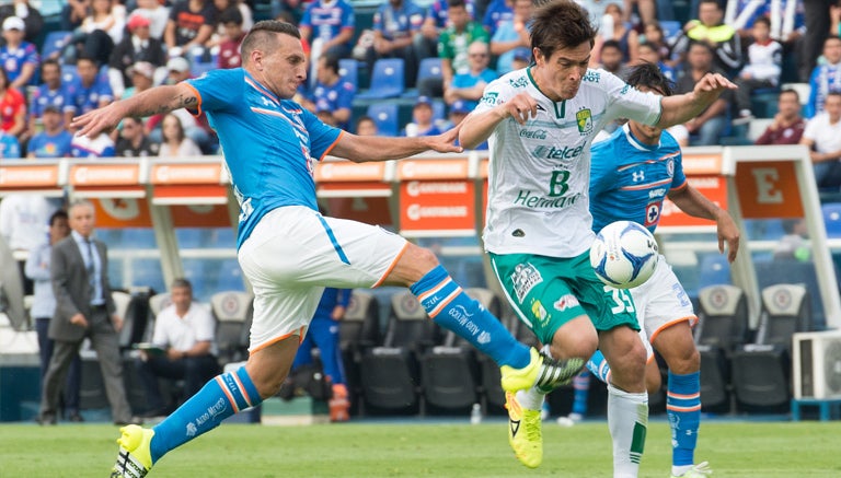 Chaco Giménez disputa balón con Nacho González