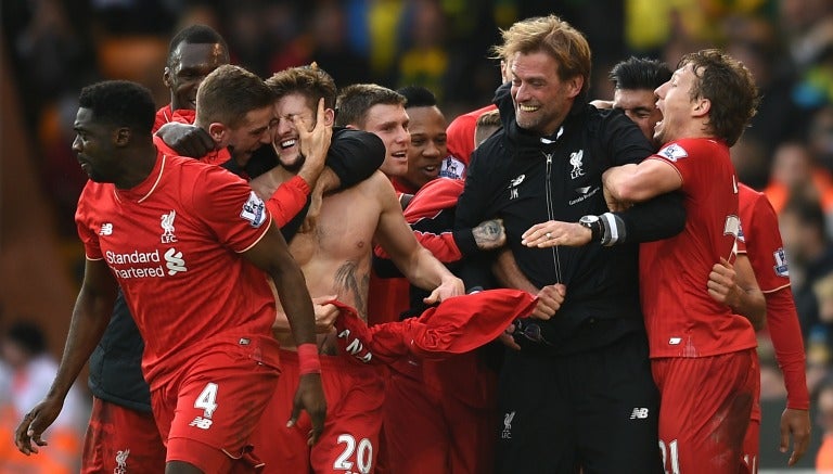 Jugadores de Liverpool festejan la victoria