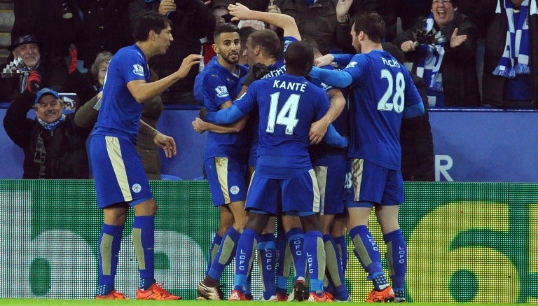 Jugadores del Leicester celebran uno de los goles anotados