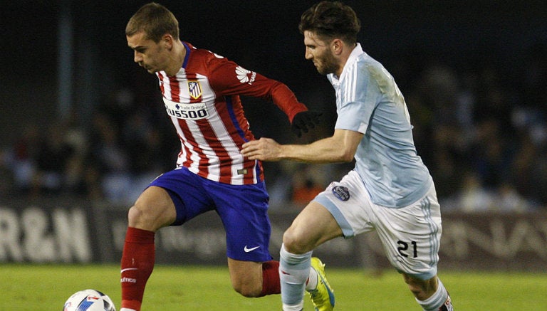 Griezmann disputa el balón con Planas