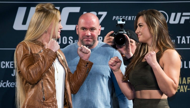 Holly Holm y Miesha Tate durante el careo del UFC 197